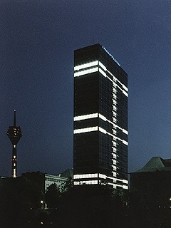 Mischa Kuball »Megazeichen No 1 am Mannesmann-Hochhaus« | Megazeichen No 2 am Mannesmann-Hochhaus