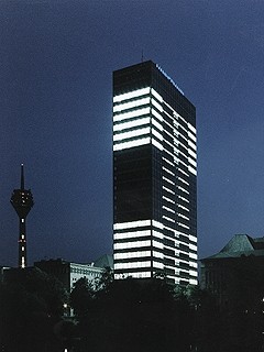 Mischa Kuball »Megazeichen No 1 am Mannesmann-Hochhaus« | Megazeichen No 3 am Mannesmann-Hochhaus