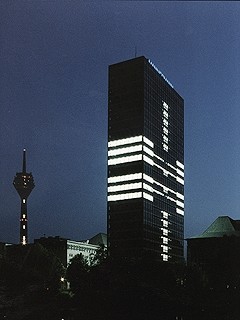 Mischa Kuball »Megazeichen No 1 am Mannesmann-Hochhaus« | Megazeichen No 4 am Mannesmann-Hochhaus