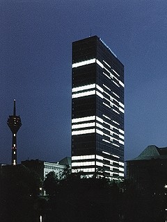 Mischa Kuball »Megazeichen No 1 am Mannesmann-Hochhaus« | Megazeichen No 5 am Mannesmann-Hochhaus