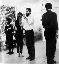 Allan Kaprow »18 Happenings in 6 Parts« | Der Künstler während der Performance