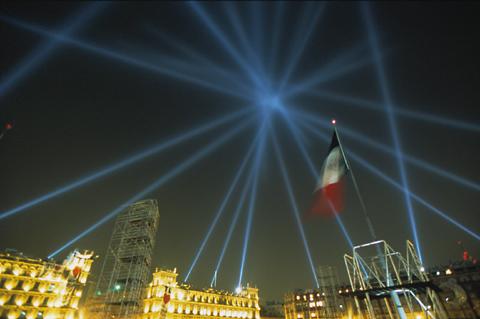 Rafael Lozano-Hemmer «Vectorial Elevation»