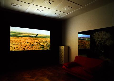 Philipp Lachenmann «Space Surrogate I (Dubai)» | Space_Surrogate I (dark room projection)