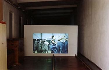 Aernout Mik «Mob» | Mob (installation view)
