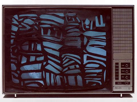 Isidore Isou, «La télévision dechiquetée ou l’anti-crétinisation (Jagged Television or Anti-Cretinization)», 1962 – 1989 Photograph: Lepostier Domage | © Isidore Isou