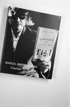 Marcel Broodthaers »Cover des Ausstellungskatalogs Marcel Broodthaers. Cinéma«