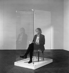 Timm Ulrichs »Selbstausstellung« | Timm Ulrichs während der Eröffnung der Ausstellung  >open box<  im Karl Ernst Osthaus-Museum, 1991